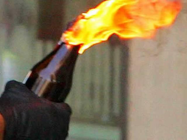 बीजेपी की अधिवक्ता विंग के नेता के घर पर पेट्रोल बम फेंके BJP advocate wing throws petrol bomb on a politician’s house