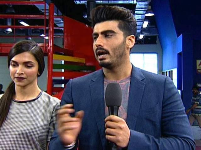 एबीपी न्यूज़रूम में दीपिका पादुकोण और अर्जुन कूपर की मस्ती देखें Finding-Fanny-Deepika-Padukone-and-Arjun-Kapoor live at abp newsroom