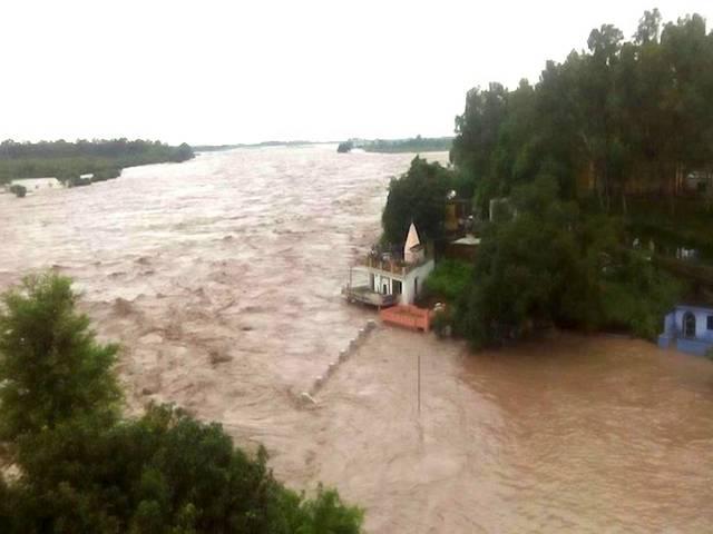 प्रधानमंत्री ने कश्मीर बाढ़ के लिए 1000 करोड़ रुपये दिए jammu flood_Modi_omar