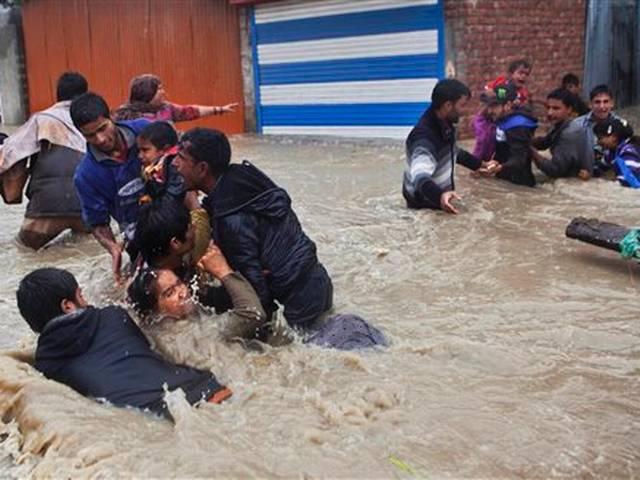 जम्मू कश्मीर में युद्ध स्तर पर राहत पहुंचाने का काम जारी, लाखों लोग अब भी हैं फंसे Massive rescue operations on, lakhs still stranded in J-K