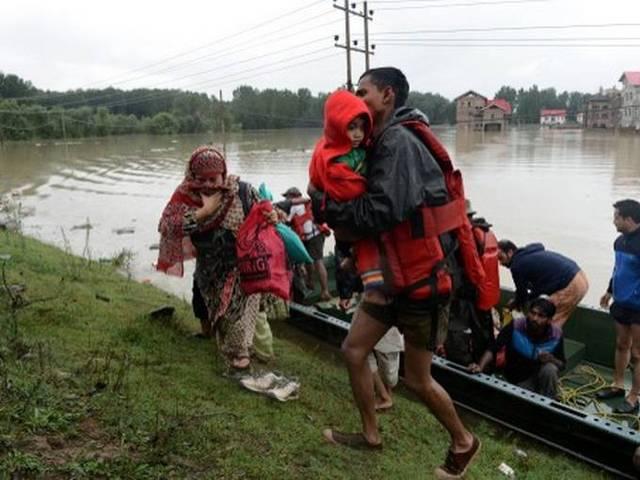 जम्मू-कश्मीर में बारिश थमने से बाढ़ के हालात सुधरे, अभी भी फंसे हैं चार लाख लोग improvement in flood condition in Jammu and Kashmir