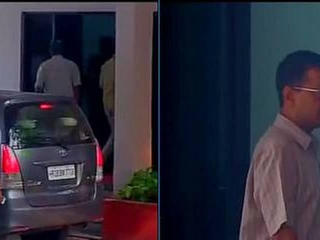 केजरीवाल ने एलजी से की मुलाकात, स्टिंग ऑपरेशन की सीडी सौंपी kejriwal_bjp