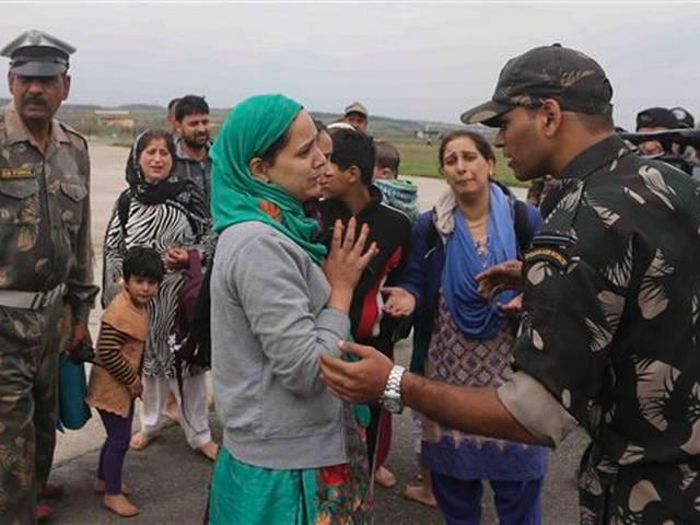 सेना के साथ कुछ लोगों ने की शर्मनाक हरकत indian army save people in kashmir