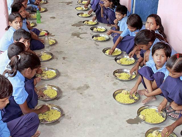 मध्याह्न भोजन में मरा मेढक मिला, पांच बीमार dead frog found in Mid day meal in Saharnpur, UP