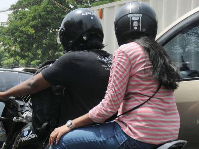 बिना हेलमेट ड्राइविंग करने पर 3,000 से ज्यादा टू-व्हीलर महिला चालकों का चालान women_driver_without_helmet
