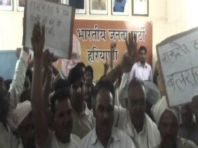 बीजेपी में टिकटों के लिए सिर फुटव्वल bjp workers fight to each other