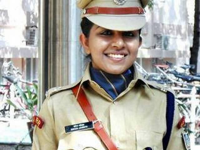 'खूबसूरती की वजह से IPS ट्रेनी की तस्वीर फेसबुक पर हुई वायरल' ips_trainee_goes_viral_on_facebook