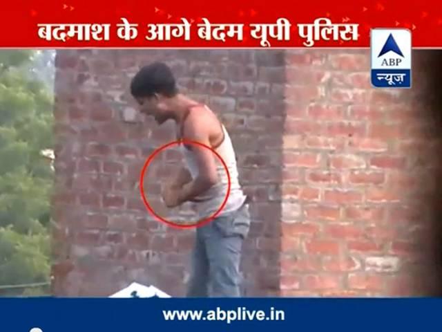 बदमाश को पकड़ने का ऑपरेशन यूपी पुलिस को ही प़ड़ गया भारी INSANE! Thug scares away police with a desi gun