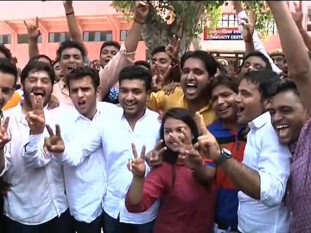 मोदी स्टाइल में एबीवीपी की धमाकेदार जीत, अमित शाह ने दी बधाई abvp wins all four seats of du students union