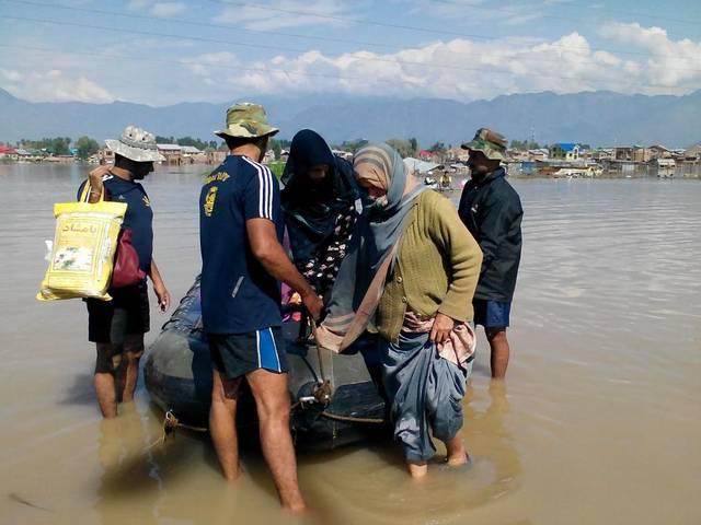 श्रीनगर के बाढ़ प्रभावित इलाकों से पानी निकालने का अभियान शुरू srinagar_floods