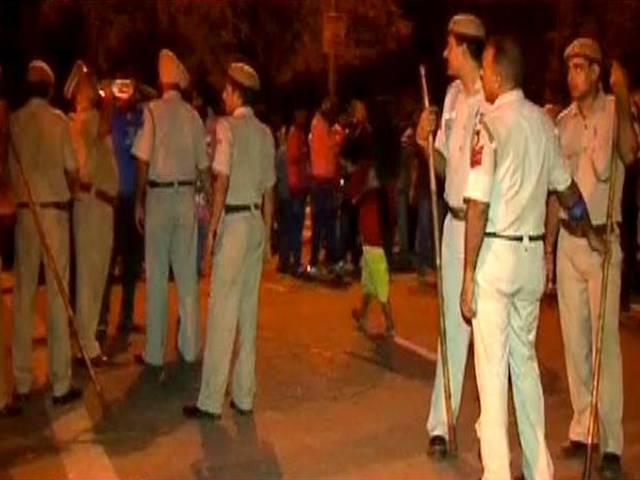 दिल्ली में ऑटो ड्राइवर पर एसिड अटैक, तीन बदमाशों पर मारपीट और हत्या की कोशिश का केस दर्ज Delhi: Acid Attack on auto driver