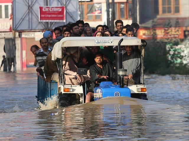 कश्मीर में बाढ़: अब तक 2.34 लाख लोग बचाए गए Jammu Kashmir_Flood_2 Lakhs Saved_Army