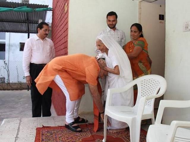 जन्मदिन पर पीएम मोदी ने गांधीनगर में मां से मिलकर लिया आशीर्वाद Today is PM Narendra Modi Birthday