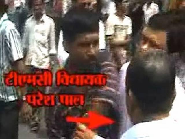 टीमएसी विधायक ने की ऑटो ड्राइवरों की पिटाई टीमएसी विधायक ने की ऑटो ड्राइवरों की पिटाई