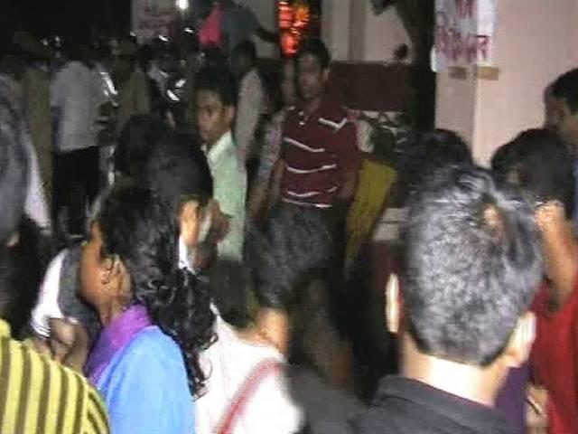 कोलकाता: जाधवपुर यूनिवर्सिटी में यौन शोषण की जांच के लिए छात्रों ने किया VC का घेराव, 37 छात्र गिरफ्तार Gherao of JU VC, registrar continues