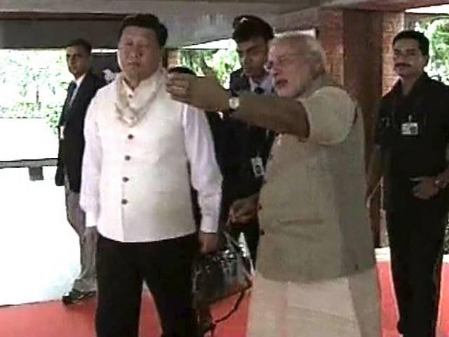 चीन के राष्ट्रपति के साथ मोदी प्रधानमंत्री से ज्यादा एक दोस्त, एक गाइड की भूमिका में थे PM Modi welcomes Xi Jinping in Ahmedabad