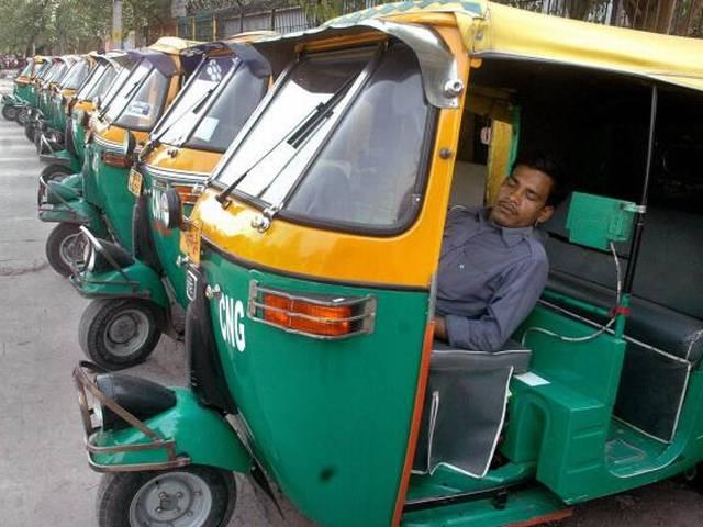 ऑटोरिक्शा ड्राइवरों ने ‘नो सर्विस’ प्लेट लगाना शुरू किया delhi auto riksha