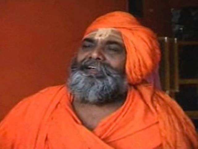 निर्मल बाबा के 'ढकोसले' से संत समाज नाराज़ निर्मल बाबा के ‘ढकोसले’ से संत समाज नाराज़