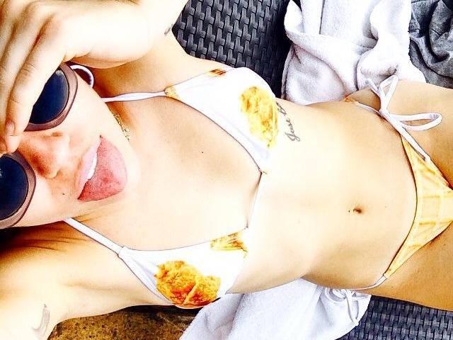 'लजीज' बिकनी में नजर आईं माइली Miley Cyrus wears delicious bikini