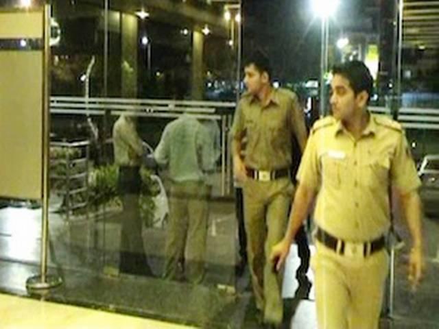 मॉल की सातवीं मंजिल से गिरकर महिला की मौत मॉल की सातवीं मंजिल से गिरकर महिला की मौत