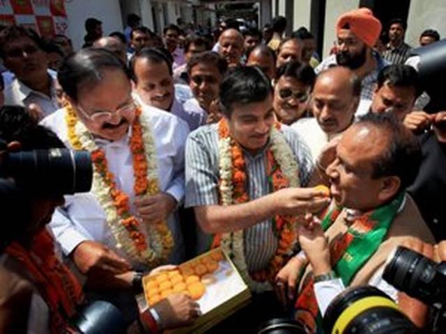 दिल्ली: निर्दलीय पार्षदों को पटाने में जुटी बीजेपी दिल्ली: निर्दलीय पार्षदों को पटाने में जुटी बीजेपी