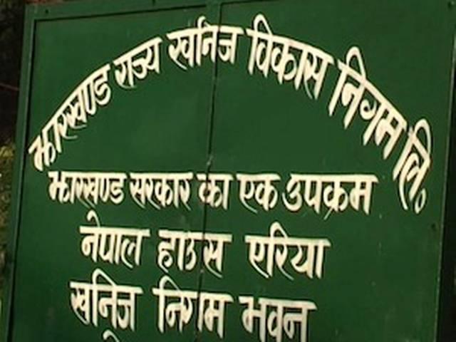 निर्मल बाबा पर 65 हजार रुपये ग़बन का आरोप निर्मल बाबा पर 65 हजार रुपये ग़बन का आरोप