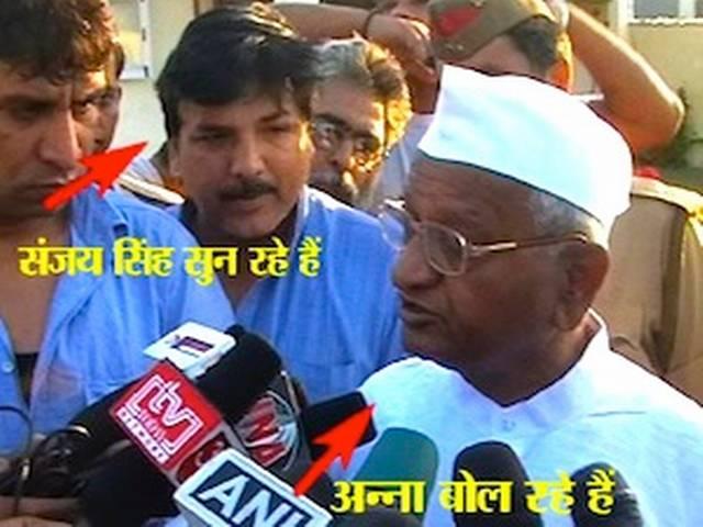 बाबा रामदेव को लेकर टीम अन्ना में सस्पेंस बाबा रामदेव को लेकर टीम अन्ना में सस्पेंस