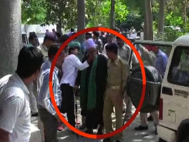 गरबा को लेकर आपत्तिजनक बयान देने वाले इमाम मेहदी हसन पर पेशी के दौरान हमला a person attack on Gujarat cleric Maulana Mehdi Hasan