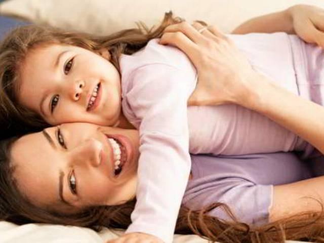 छोटे बच्चों के साथ बिस्तर साझा करना नुकसानदेह Bed sharing is harmful for child