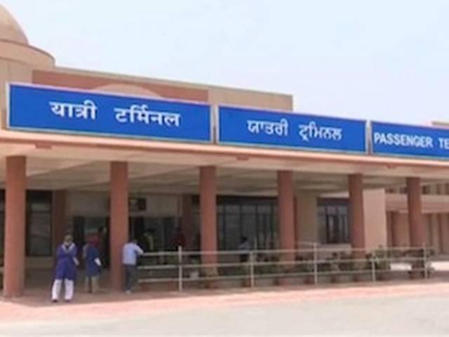 ज्यादा फीस लेने से अटारी सीमा पर कारोबार ठप ज्यादा फीस लेने से अटारी सीमा पर कारोबार ठप