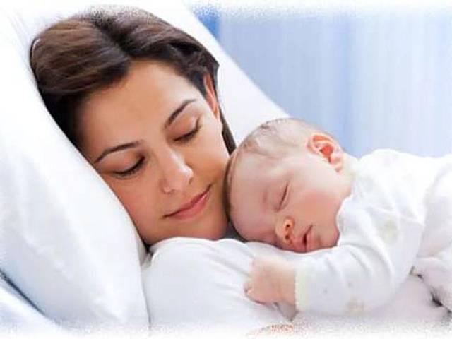 सोते वक्त मां का दुलार पड़ सकता है शिशु को मंहगा child-mother