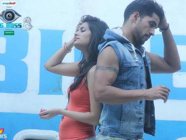 Day 4: नॉमिनेशन की 'आग' में जलीं तस्वीरें, सीक्रेट सोसाइटी पर भी गिरी बिग बॉस की गाज Big Boss 8: Day 4 Update