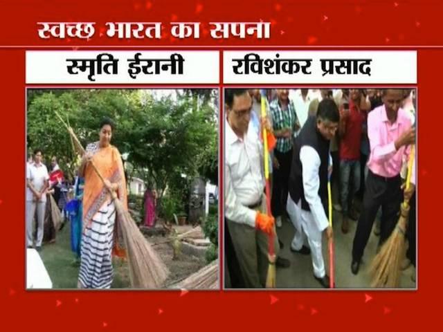 स्वच्छ भारत अभियान से पहले कानून मंत्री रविशंकर प्रसाद और स्मृति ईरानी ने लगाया झाड़ू government_ministers_swachhata_abhiyan