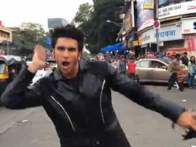 देखें: ...जब अचानक चौराहे पर खड़े होकर नाचने लगे रनवीर सिंह Ranveer’s Bang Bang Dare – A tribute to Hrithik