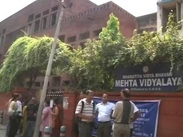 दिल्ली के स्कूल में बम की अफवाह से सनसनी दिल्ली के स्कूल में बम की अफवाह से सनसनी