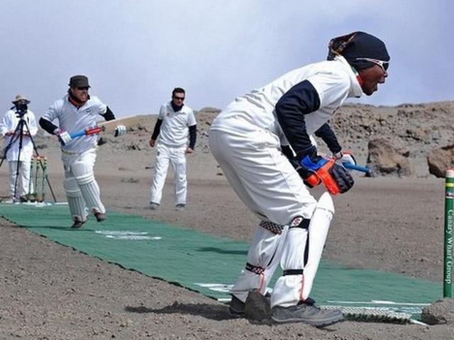 19,000 फीट की ऊंचाई पर 'क्रिकेट' ने बनाया नया रिकॉर्ड Cricketers play on Kilimanjaro to set new world record