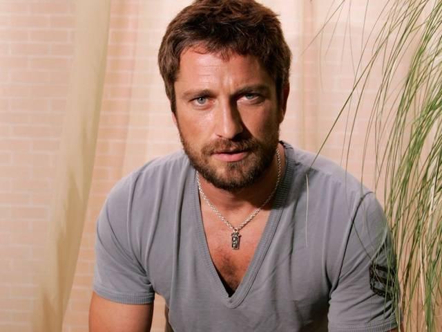 बिकिनी पहनी प्रेमिका को निहारते रहे बटलर Gerard Butler Makes Out with His Mystery Girlfriend on the Water