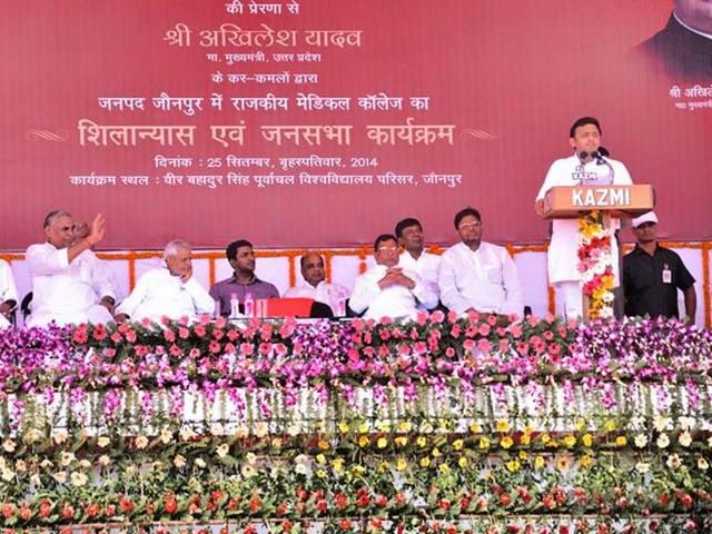 मुख्यमंत्री अखिलेश ने मेट्रो रेल परियोजना के लिए किया भूमि पूजन up cm akhilesh yadav inaugurates lucknow metro rail project
