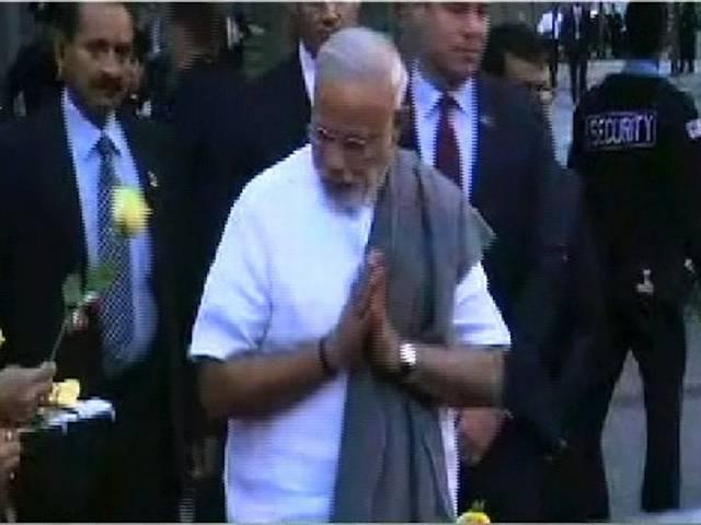 न्यूयॉर्क में 9/11 मेमोरियल पहुंचें मोदी, हमले में मारे गए लोगों को दिए श्रद्धांजलि modi pays tribute at 9/11 memorial in new york