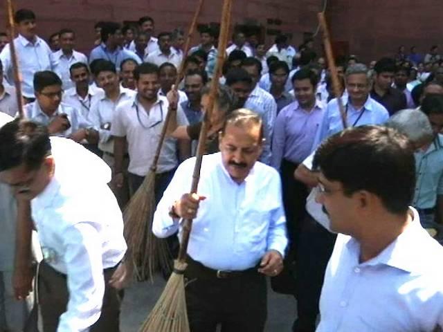 टेलीकॉम मंत्री रविशंकर प्रसाद ने गोल डाकखाना में मारा छापा, धूल देखकर अफसरों की लगाई क्लास abp_live