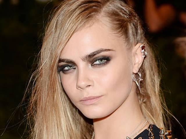 कारा की भी 'नग्न तस्वीरें' लीक Cara Delevingne ‘naked pics’ leaked