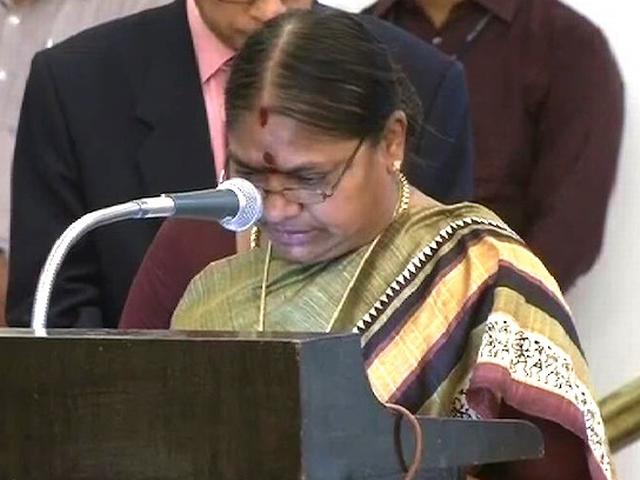 आंसुओं के साथ पनीरसेल्वम ने ली तमिलनाडु के मुख्यमंत्री पद की शपथ tamilandu cm