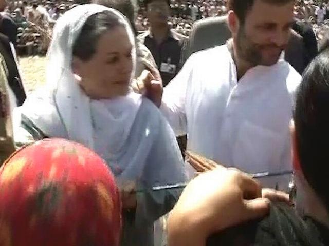 सोनिया से मिलकर रो पड़ी बाढ़ पीड़ित, अपना दुख बयां किया sonia_kashmir