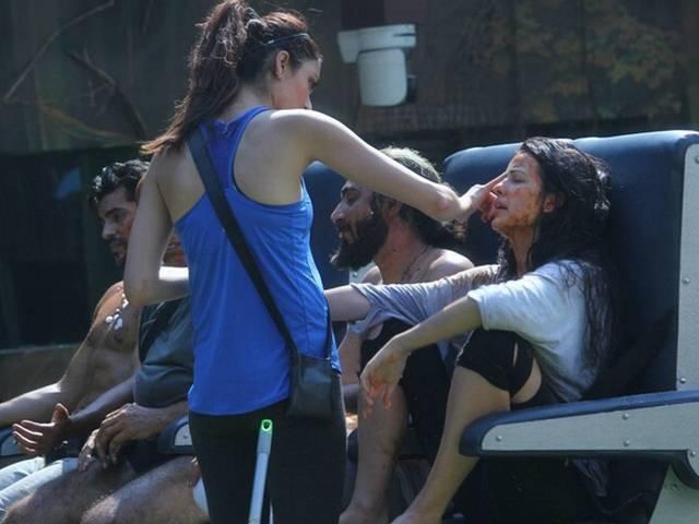 बिग बॉस: चेहरे पर लाल मिर्च पोतकर करिश्मा ने लिया नताशा से बदला! bigg boss 8