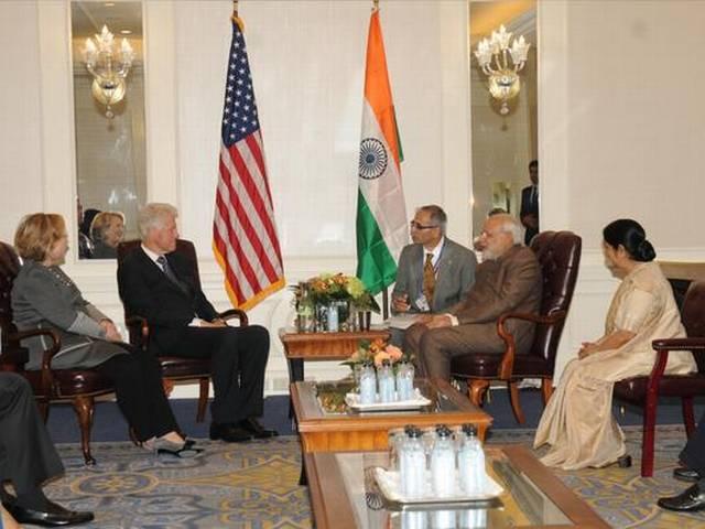 बिल और हिलेरी क्लिंटन की मोदी से मुलाकात, गंगा की सफाई की पहल को सराहा modi_clintons