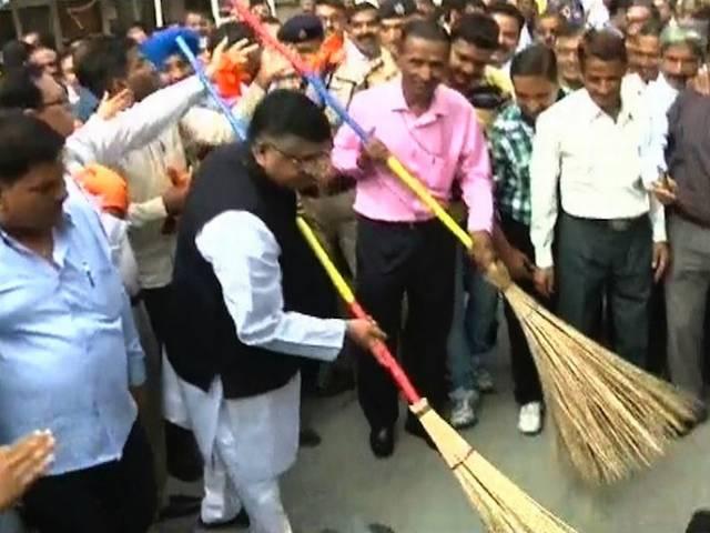 मोदी के 'स्वच्छ भारत अभियान' को मिला केजरीवाल का समर्थन, लेकिन मंत्रियों के सफाई अभियान पर उठाए सवाल kejriwal_on_swachhata_abhiyan