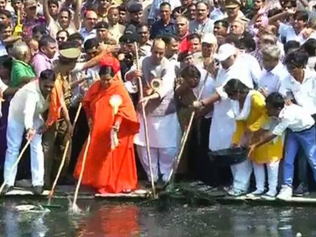 लखनऊ में गोमती नदी की सफाई में जुटे राजनाथ सिंह और उमा भारती, नदी से निकाली गंदगी ganga_safai