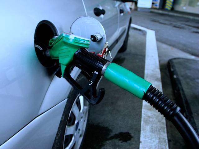 पेट्रोल के दाम 65 पैसे घटे, डीजल के दाम पर पीएम की वापसी के बाद फैसला diesel and petrol price may slash