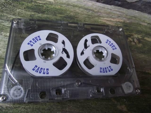 छात्रों ने बनाये बेकार कैसेट की रील से कपड़े cassette_wastage_student