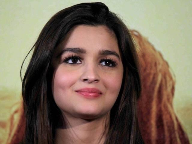 आलिया बनीं फैशन डिजाइनर alia bhatt_fashion_student of the year_karan johar